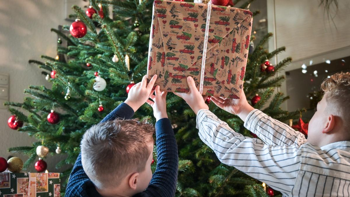 Amerikanische Soldaten bringen Karlsruher Kindern 1955 Weihnachtsfreude