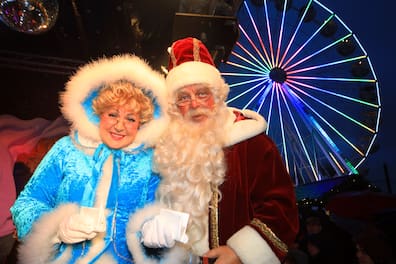 Seit über 40 Jahren beim Rostocker Weihnachtsmarkt dabei: der Weihnachtsmann und die Märchentante.