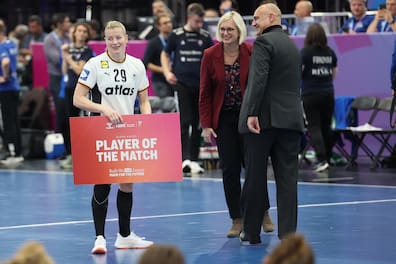 Player of the match: Antje Döll (l.) nimmt diese Auszeichnung zum zweiten Mal hintereinander mit nach Hause. 