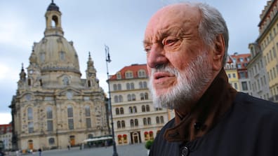 Kurt Masur in einem Archivbild vor der Frauenkirche in Dresden.