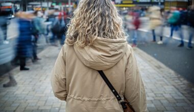 Wenn der Mann plötzlich auf dem kalten Dachboden sitzt