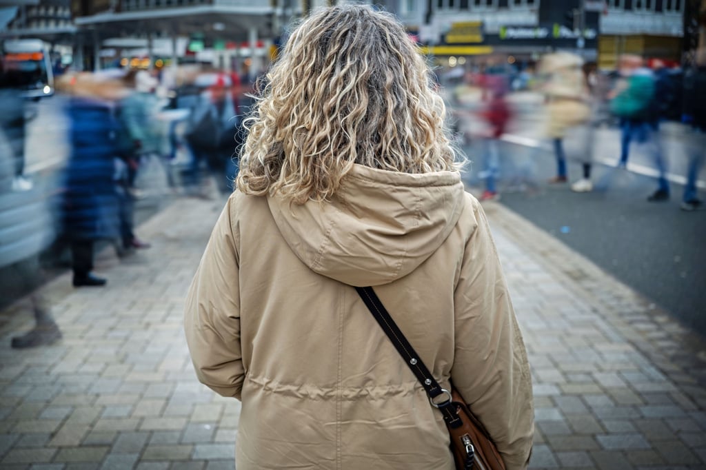 Wenn der Mann plötzlich auf dem kalten Dachboden sitzt