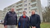 Von rechts: Bürgermeister Roland Klatt, Bauamtsleiterin Petra Buchholz und Klimamanager Tobias Kersten vor einem DDR-Plattenbau in Schönermark. Alle drei verbinden große Hoffnungen mit der Zusammenarbeit mit den Studenten aus Aachen und einem EU-Förderprogramm.