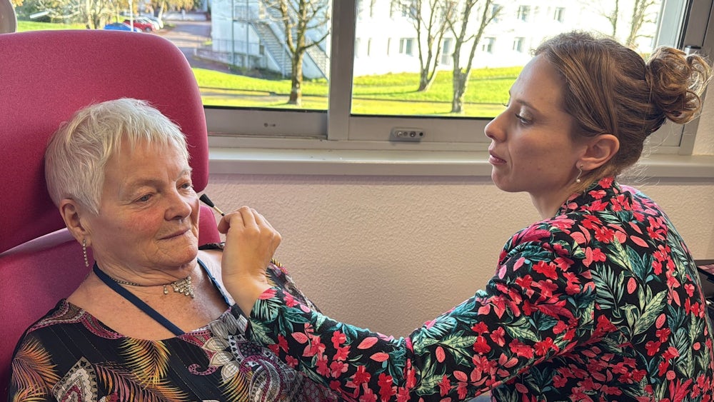 Vor dem Besuch im Club lässt sich Simone Philippe schminken.