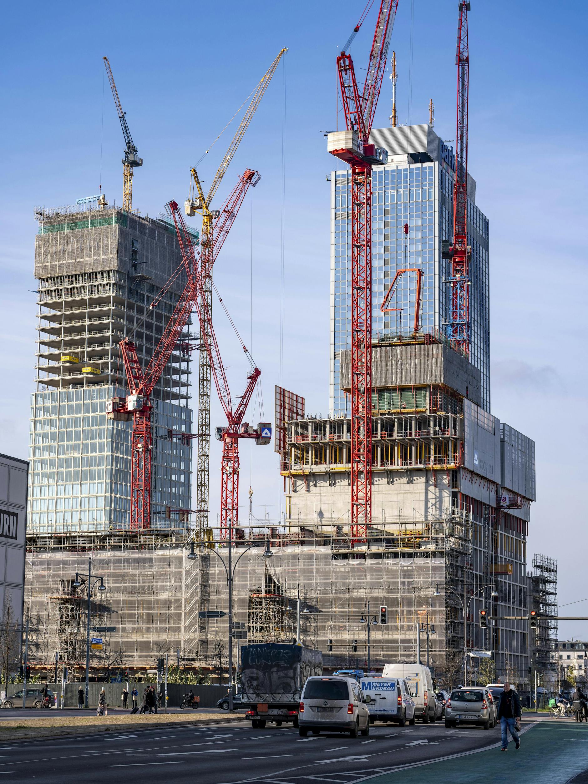 Baustelle Alexanderplatz: Vorne entsteht das Covivio-Hochhaus, im Hintergund ist das Bürohochhaus „The Berlinian“ zu sehen.