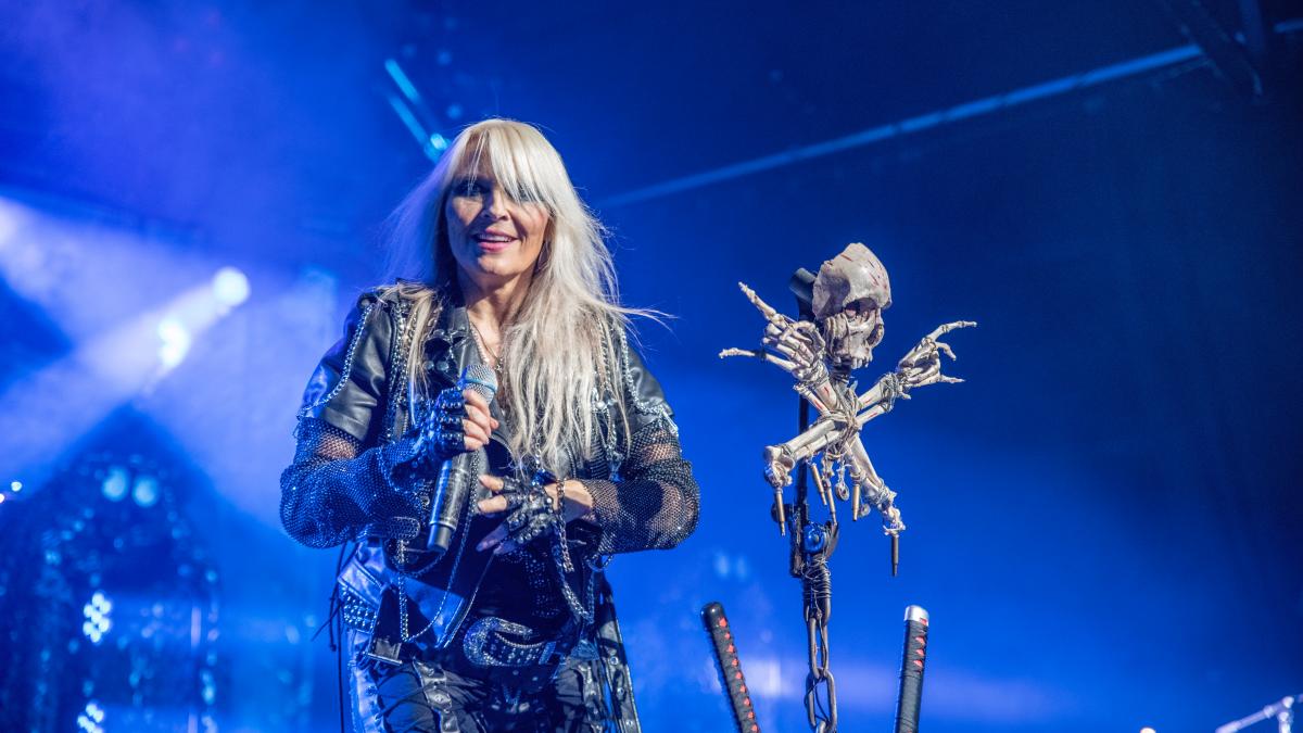 Von Totenköpfen und Familiengefühl: Die „Queen of Metal“ begeistert im ausverkauften Roxy - Augsburger Allgemeine