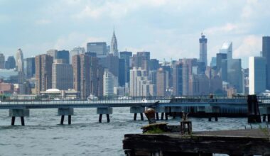 Blick auf den East River mit Manhattan im Hintergrund, aufgenommen vom Ufer in Williamsburg, Brooklyn, New York am 22.06.2014
