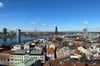 Panorama-Blick von der Petrikirche auf den Dom und die Altstadt in Riga.