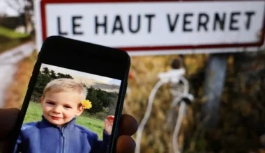 Foto von Émile auf einem Handy vor dem Ortsschild von Le Vernet, wo er verschwand