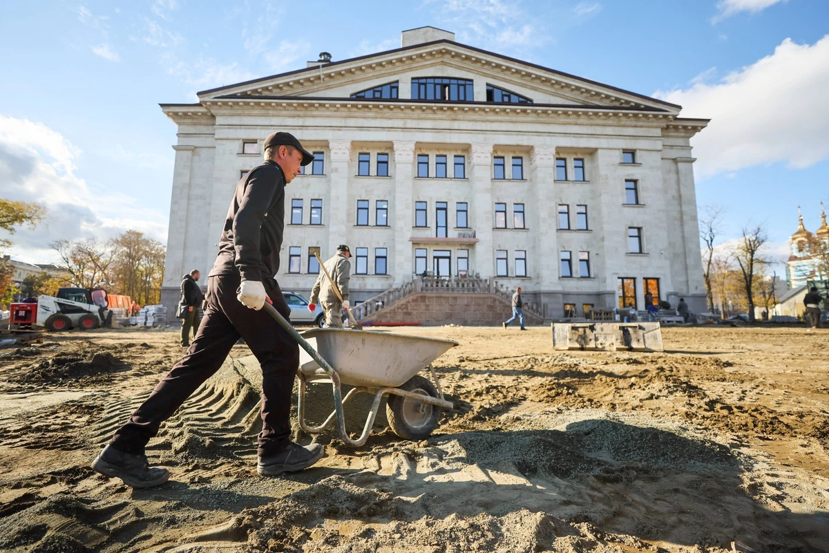 RUSSIA, DONETSK PEOPLE S REPUBLIC - OCTOBER 30, 2025: Renovation work is underway outside the Mariupol Republican Academic Drama Theatre in the city of Mariupol. Dmitry Yagodkin/TASS PUBLICATIONxINxGE ...