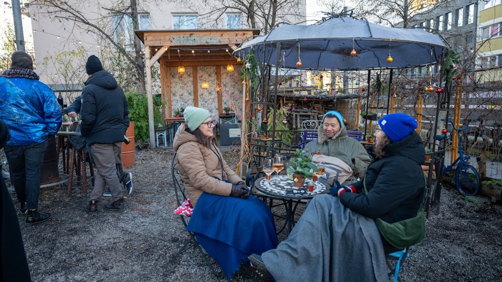 Stammgäste wie Kristin und Hung Dac Pang sowie Freundin Tamara Plasse (von rechts) waren hier im Sommer zuweilen dreimal täglich.