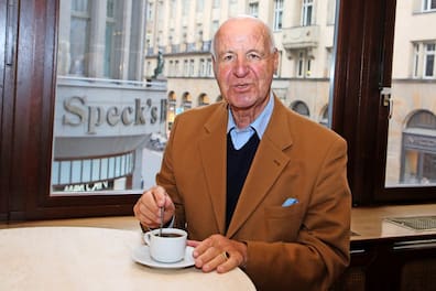Wolf-Dietrich Freiherr Speck von Sternburg im Café Riquet. Im Hintergrund: der von seinem Vorfahren Maximilian angelegte Speck’s Hof.