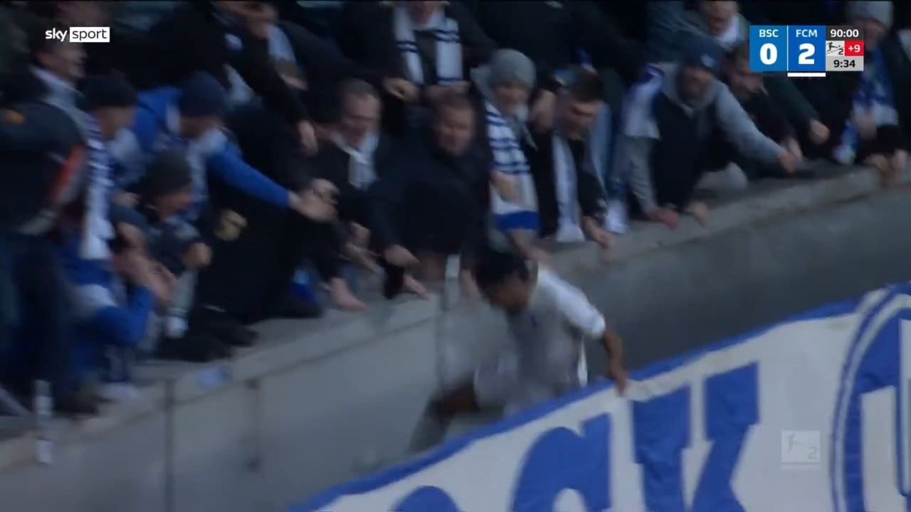 Schreck-Moment in Berlin: Profi des 1. FC Magdeburg fällt in Stadion-Graben | Sport