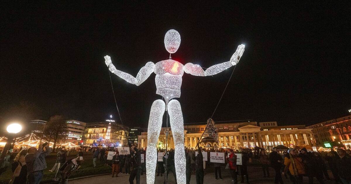 Leuchtpuppe setzt Zeichen zum Welt-Aids-Tag in Stuttgart - Baden-Württemberg