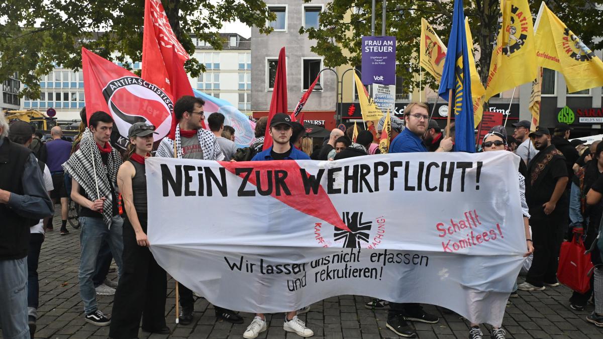 Demonstration Schulstreik gegen Wehrpflicht am Freitag (5.12.) in Augsburg