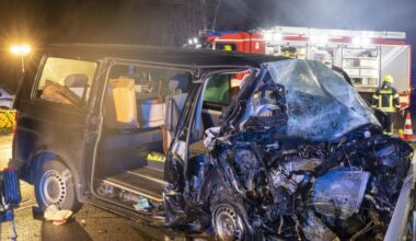 Frontalkollision fordert ein Todesopfer und vier