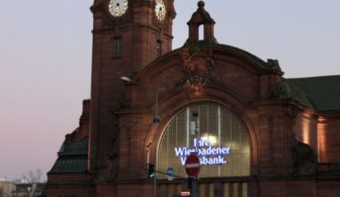 Mann in Wiesbaden von Linienbus überrollt und schwer verletzt