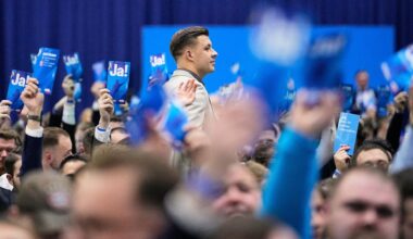 Jean-Pascal Hohm, Vorsitzender der "Generation Deutschland", im Vordergrund blaue AfD-Stimmkarten und Gesichter.