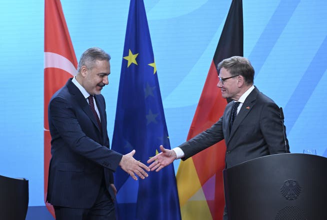 Der türkische Aussenminister Hakan Fidan (links) mit seinem deutschen Amtskollegen Johann Wadephul bei einer Pressekonferenz in Berlin.