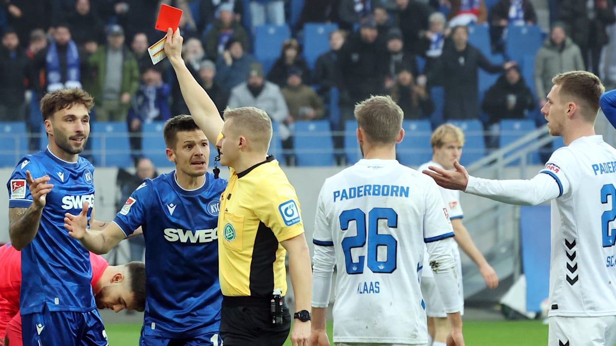 2. Liga: Schwalbe? Karlsruhe-Stürmer fällt, zeigt an: kein Foul. Gelb-Rot!