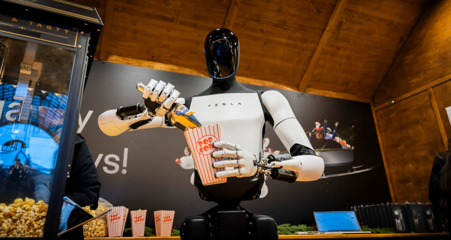 Teslas Optimus-Roboter verteilte in der Mall of Berlin Popcorn.