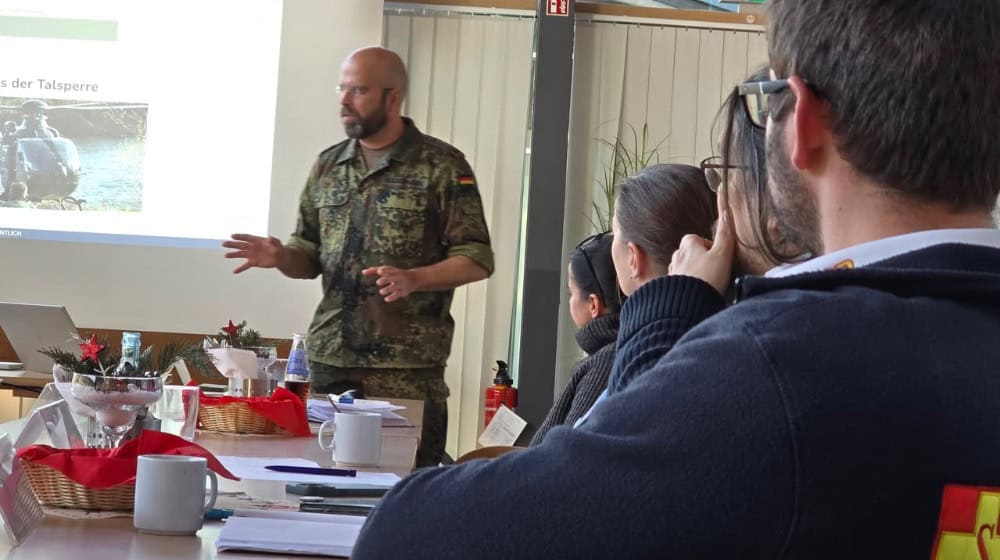 Die Blaulichtfamilie an einem Tisch