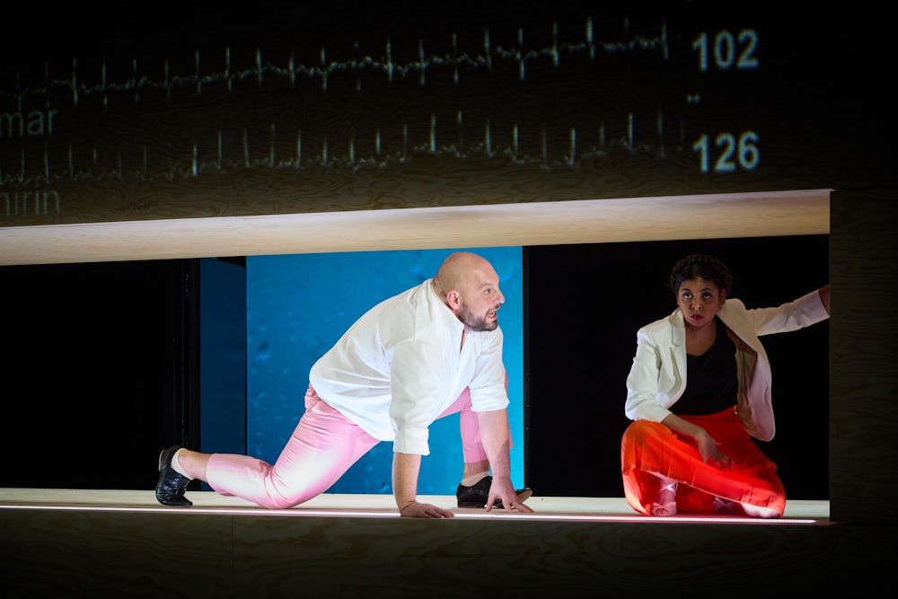 Der Spalt wird immer enger. Das Enseble ist verkabelt. Der Herzschlag steigt kontinuierlich. Hier zu sehen: Ioachim-Wilhelm Zarculea, Valentina Schüler Ioachim-Wilhelm Zarculea und Valentina Schüler.