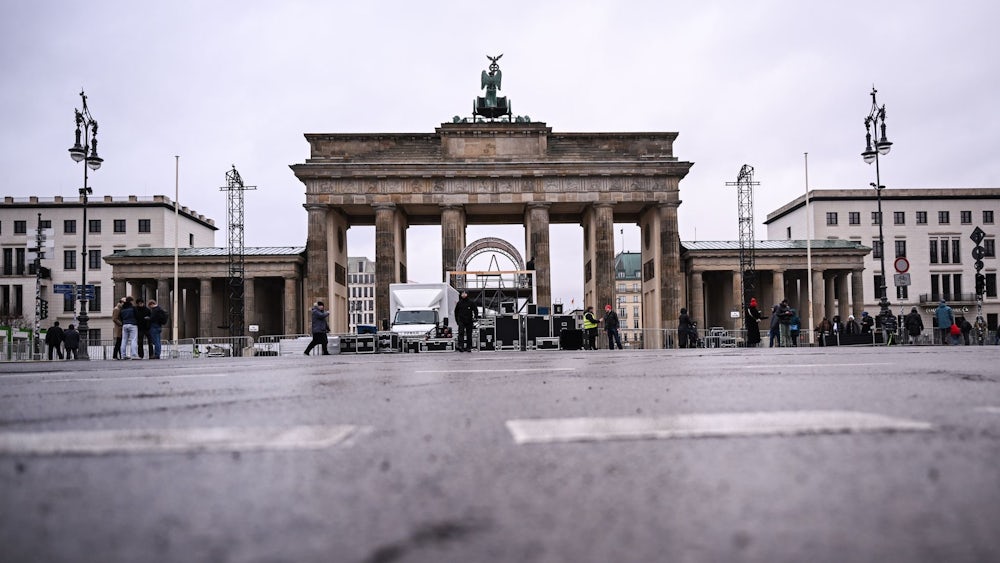 Das nasskalte Wetter könnte den Einsatzkräften helfen.