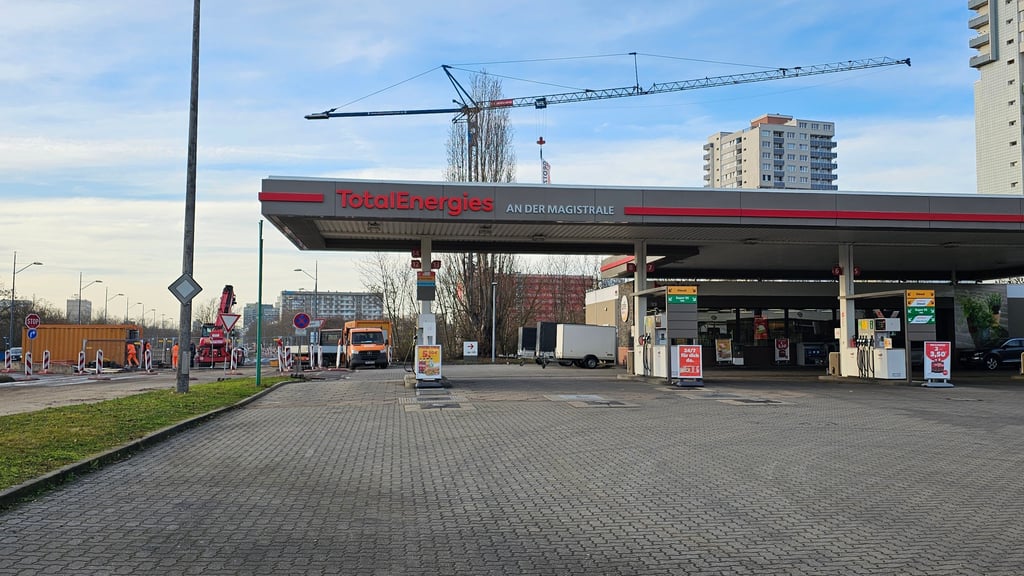 Diese Tankstelle liegt an einer der meistbefahrenen Straßen der Stadt. Trotzdem fristet  sie ein trauriges Dasein.