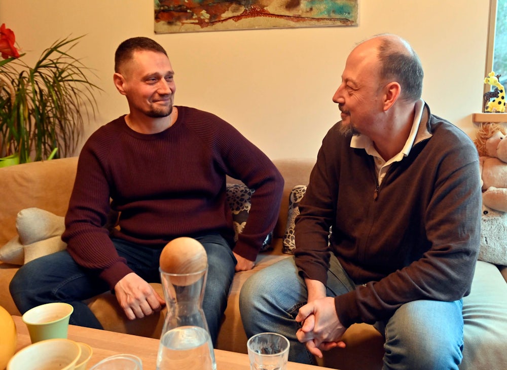 Oleksander Maslo aus der Ukraine konnte mit Hilfe von Fairmieten eine Wohnung finden. Seinem Vermieter (rechts) ist er sehr dankbar, dass er sich für ihn entschieden hat.