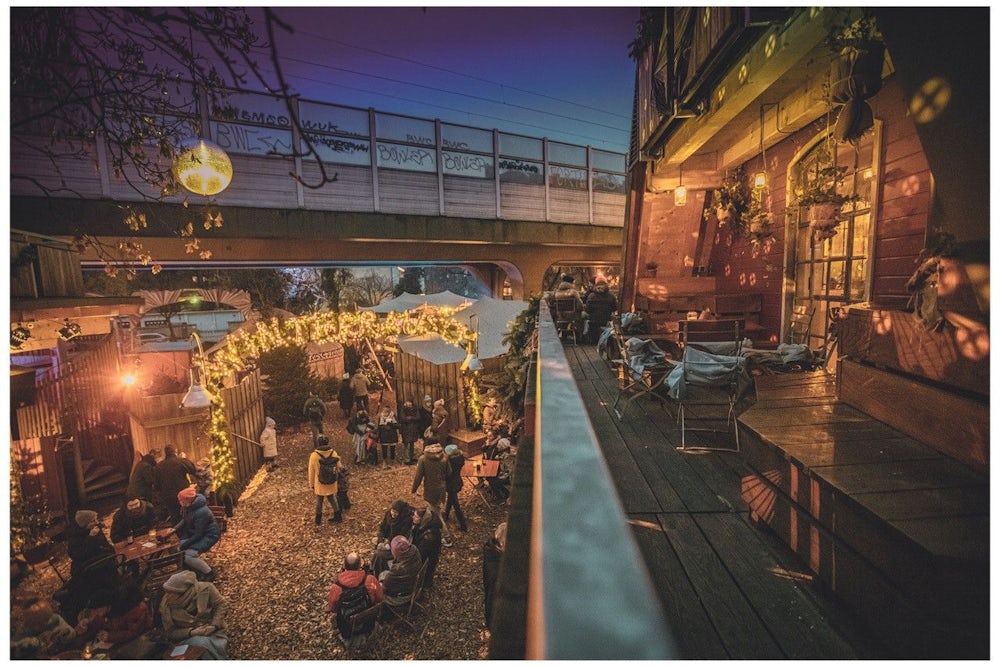 Das „Kinderchor Kollektiv“ schmettert heute Nachmittag Weihnachtslieder im „Gans Woanders“ am Kolumbusplatz.