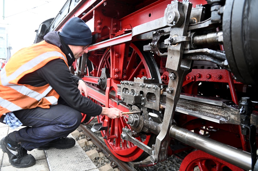 Vor der Abfahrt wird das historische Fahrzeug überprüft.
