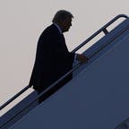 Präsident Trump besteigt die Air Force One, um den russischen Präsidenten Wladimir Putin in Alaska zu treffen. 15. August, 2025