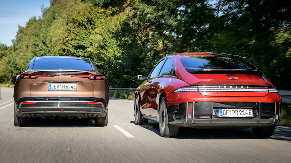 Korea schlägt Japan: Der Hyundai Ioniq kommt mit einer Akkuladung 492 Kilometer weit, der Mazda muss nach 324 Kilometern passen