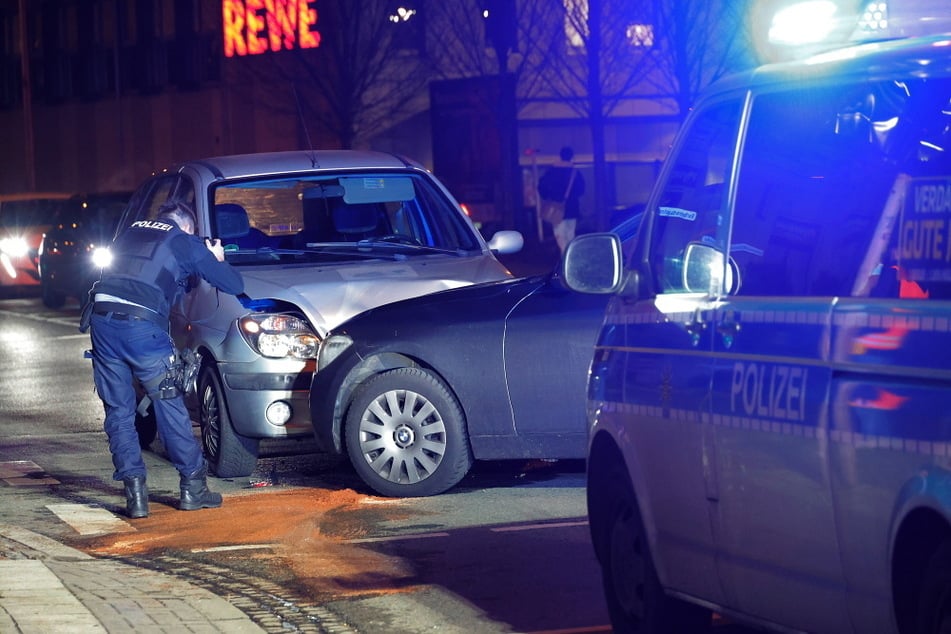 Ein BMW und ein Renault krachten auf der Kreuzung Limbacher Straße/ Barbarossastraße zusammen.