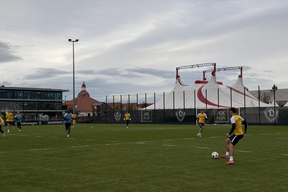 Pass- und Kombinationssspiel: Die SGD-Akteure arbeiten mit dem Ball.