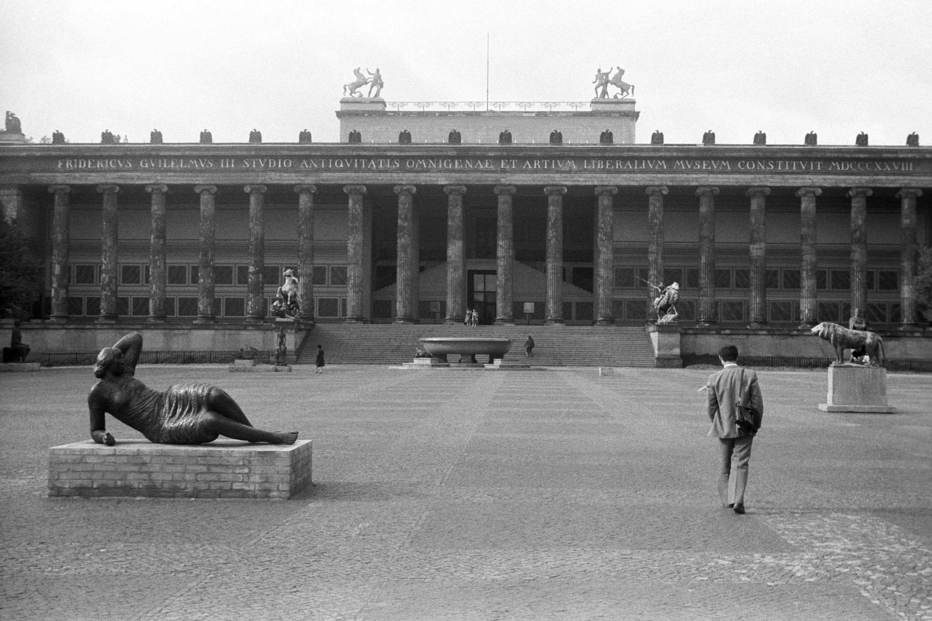 Das Alte Museum und der Lustgarten mit verschiedenen Skulpturen in Ost-Berlin.