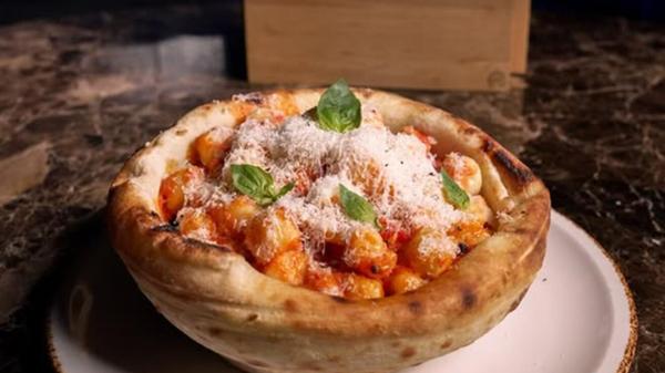 In der Färberstraße 10 in Nürnberg, kehrte im November wieder Leben ein. 60 Seconds to Napoli serviert dort seitdem Pizza-Pasta-Bowls, neapolitanische Pizza und Drinks wie Matcha Martini oder Weine. Auch Desserts wie Kuchen sind im Angebot zu finden. In der Färberstraße 10 in Nürnberg, kehrte im November wieder Leben ein. 60 Seconds to Napoli serviert dort seitdem Pizza-Pasta-Bowls, neapolitanische Pizza und Drinks wie Matcha Martini oder Weine. Auch Desserts wie Kuchen sind im Angebot zu finden.