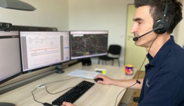 Manchmal laufen drei Einsätze parallel: Notfalmediziner Sascha Kolokowsky ist Telenotarzt in der Leitstelle in Halle.