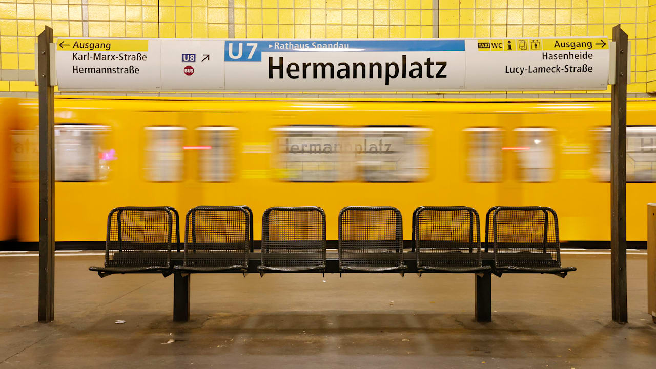 Tatort Berlin-Neukölln: Sterbender Mann auf U-Bahnhof bestohlen | Regional