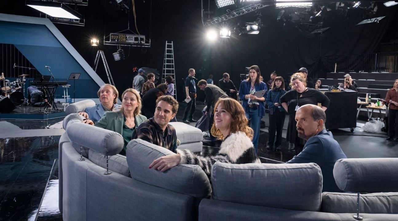 Bernd Stromberg (Christoph Maria Herbst) und seine Ex-Capitol-Kolleg*innen sind zur großen Reunion-Show ins TV-Studio eingeladen.