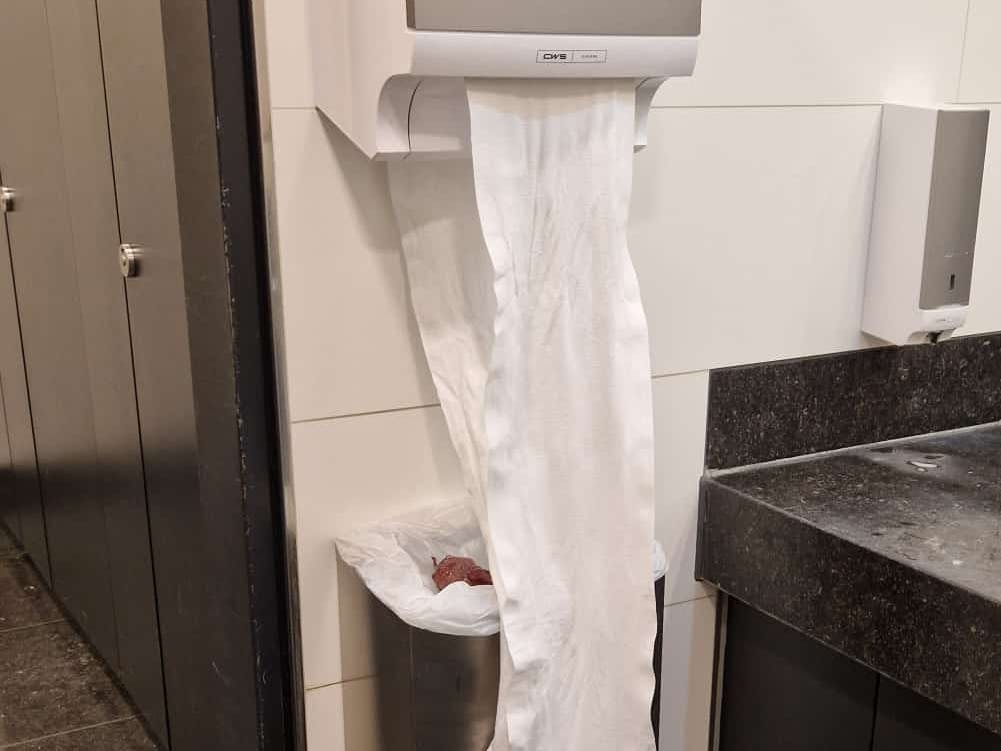 Eine Toilette im BER-Terminal 1: Handtuchspender sind häufiger als bisher kaputt, wird berichtet.