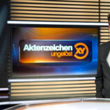 ZDF-Moderator Rudi Cerne steht im Studio der Sendung „Aktenzeichen XY… ungelöst“.