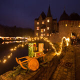 Besucher gehen über den Weihnachtsmarkt auf der Burg Satzvey in Satzvey.