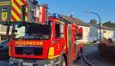 Feuerwehr rückt zu Sparkasse und Gymnasium aus