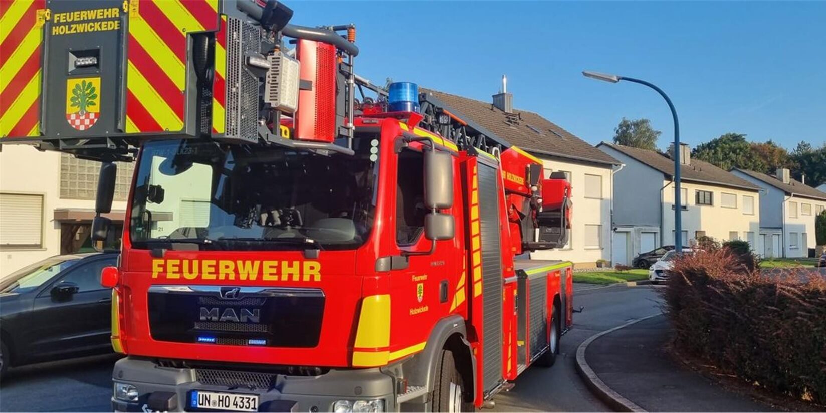Feuerwehr rückt zu Sparkasse und Gymnasium aus