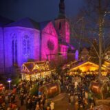 Besucher schlendern über den Weihnachtsmarkt in Soest.