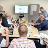 Leser unserer Zeitung bei einer Schulung: Das ePaper ist ein digitales Abbild der Zeitung. Auf dem Tablet lässt sich das Abonnement auch auf Reisen oder bei Dunkelheit ohne externe Beleuchtung prima nutzen. Wir zeigen, wie einfach das ist.