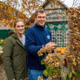 Anna und Jan-Hendrik Schulte-Scherlebeck stehen auf ihrem Spargelhof Schulte-Scherlebeck in Herten und halten einen beleuchteten Weihnachtsstern in Händen.