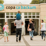 Eine Familie geht auf den Eingang des Copa Ca Backum in Herten zu.
